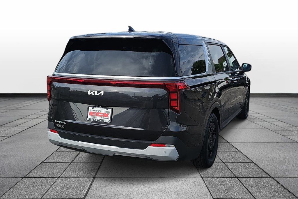 Used 2025 Kia Carnival FWD image 5