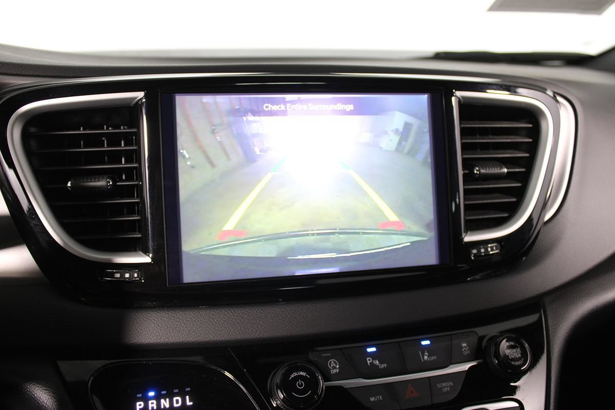 Used 2025 Chrysler Pacifica Select FWD image 16