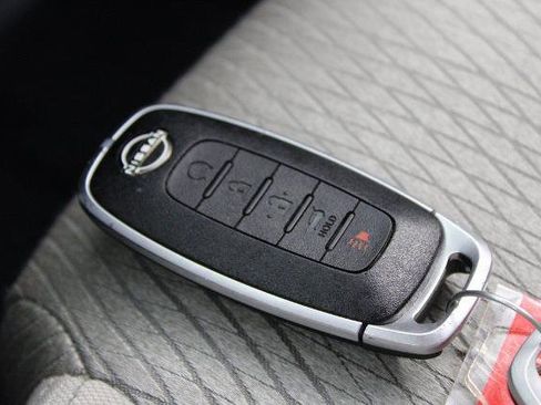 Certified 2025 Nissan Rogue SV image 25