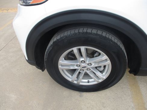 Used 2023 Ford Explorer XLT w/ Equipment Group 202A image 3