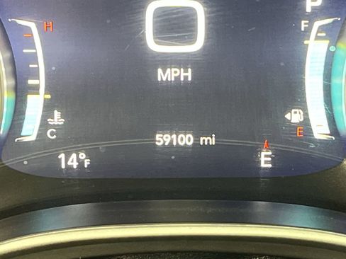 Used 2024 Chrysler Pacifica Touring-L image 16