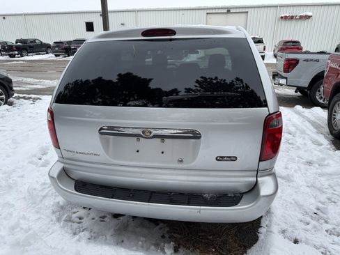 Used 2005 Chrysler Town & Country image 7