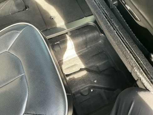 Used 2025 Chrysler Pacifica Limited image 24