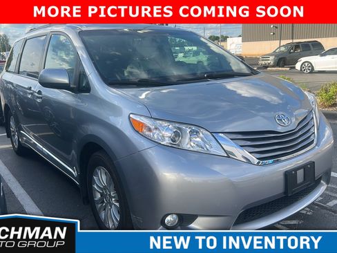 Used 2017 Toyota Sienna XLE w/ XLE Navigation Package image 2