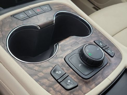 Used 2020 GMC Acadia Denali w/ Technology Package FWD image 30