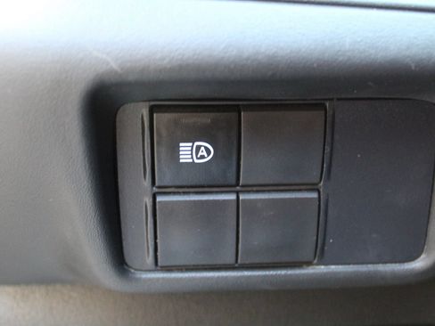 Used 2021 Toyota Highlander L FWD image 30