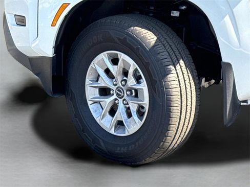 Used 2024 Nissan Frontier SV image 45