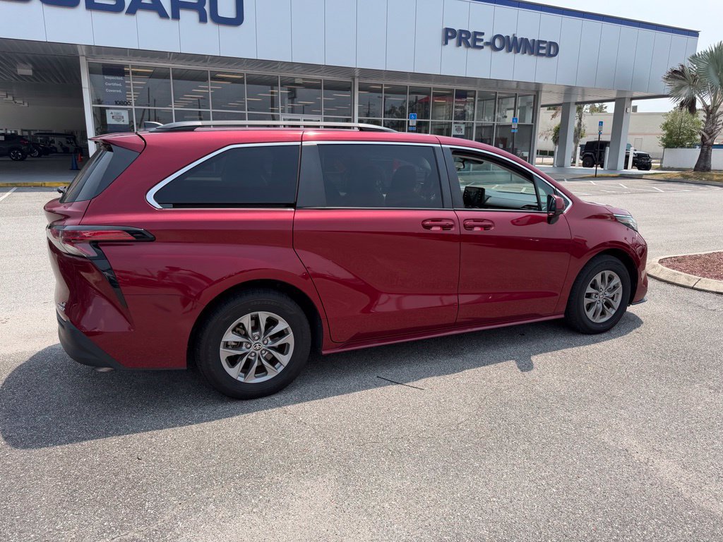 Used 2022 Toyota Sienna LE FWD image 3