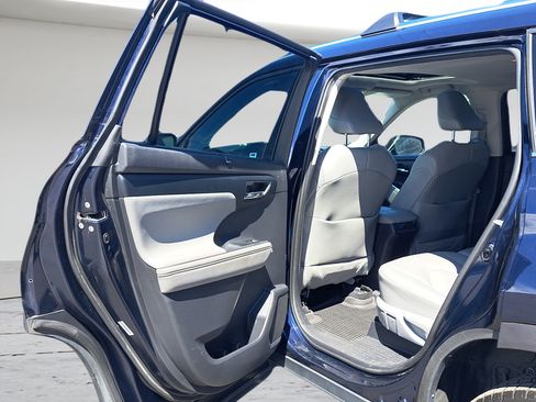 Used 2021 Toyota Highlander XLE AWD/4WD image 11