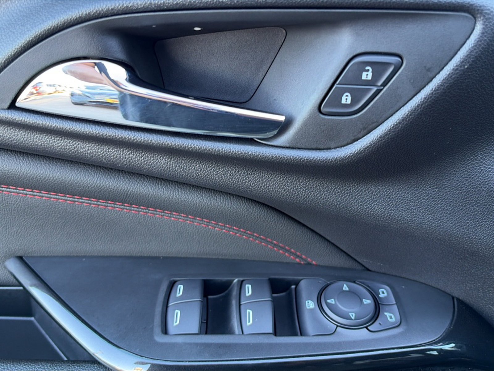 Used 2025 Chevrolet Trax RS w/ Sunroof Package FWD image 16