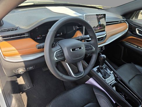 Certified 2025 Jeep Compass Limited AWD/4WD image 10