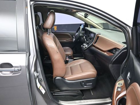 Used 2018 Toyota Sienna Limited image 52