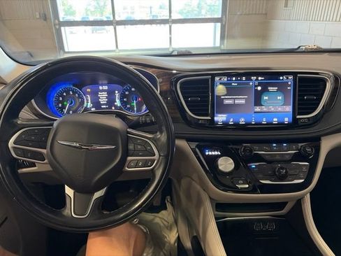 Used 2022 Chrysler Pacifica Limited FWD image 32