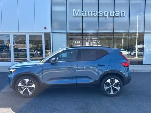 Certified 2025 Volvo XC40 B5 Plus AWD/4WD image 2