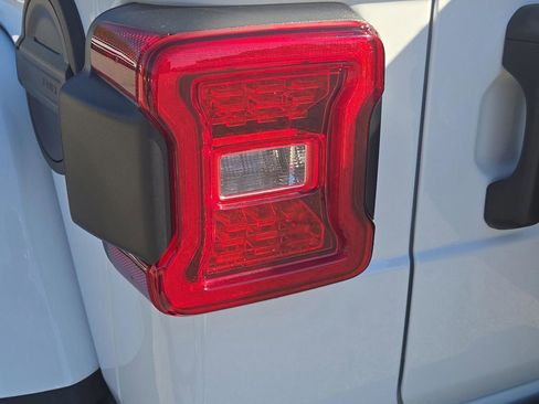 Used 2025 Jeep Wrangler Unlimited Rubicon w/ Technology Group image 12