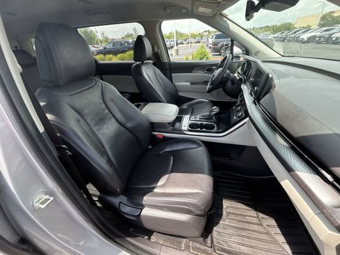 Used 2023 Kia Carnival LX FWD image 24