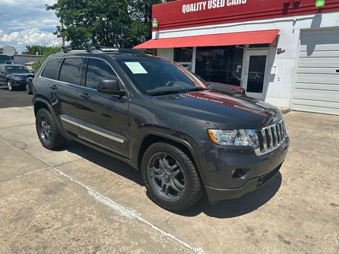 Used 2011 Jeep Grand Cherokee Laredo AWD/4WD image 3