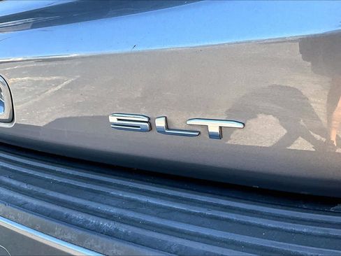 Used 2021 GMC Yukon SLT w/ SLT Premium Package image 10