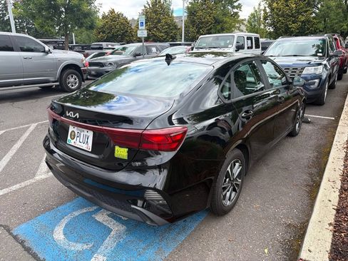 Used 2023 Kia Forte LXS w/ LXS Technology Package FWD image 3