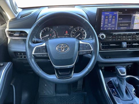 Used 2022 Toyota Highlander Platinum image 5
