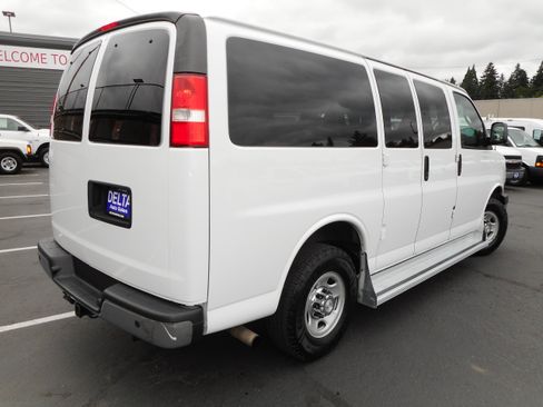 Used 2017 Chevrolet Express 3500 LT w/ LT Preferred Equipment Group RWD image 7