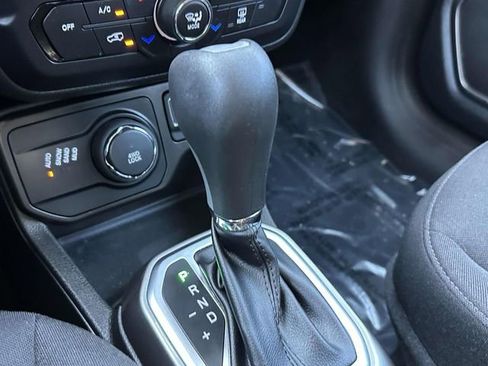 Certified 2022 Jeep Renegade Latitude image 16