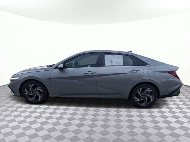Used 2025 Hyundai Elantra SEL FWD image 5
