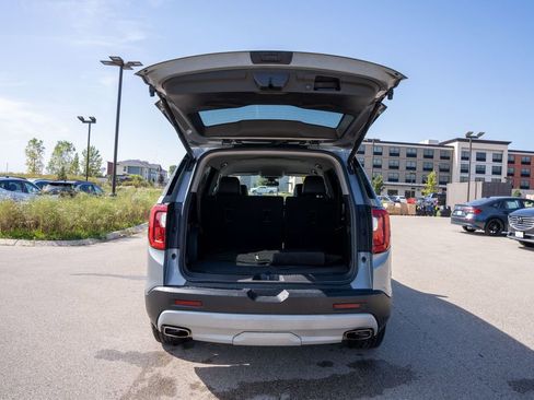 Used 2023 GMC Acadia SLT image 11