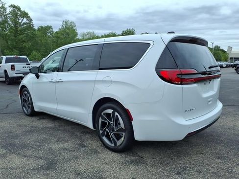 New 2027 Chrysler Pacifica Limited FWD image 5