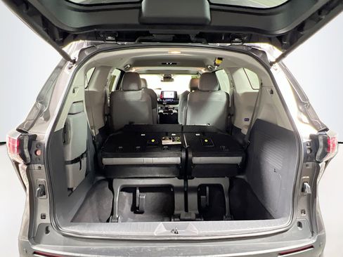 Used 2024 Toyota Sienna XLE image 34