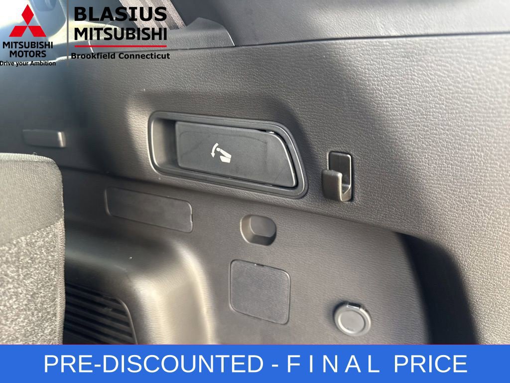 Used 2025 Mitsubishi Outlander ES AWD/4WD image 13