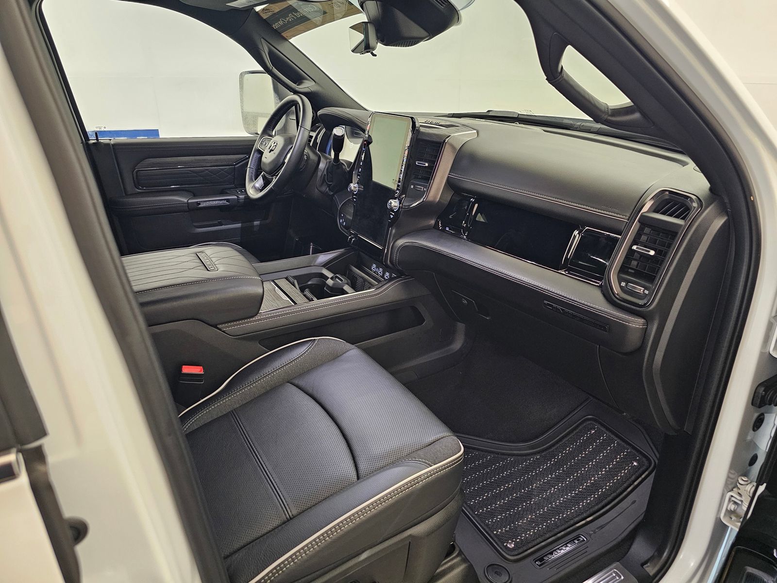 Used 2025 RAM 3500 Limited AWD/4WD image 32