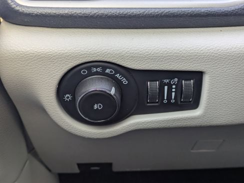 Used 2023 Chrysler Pacifica Touring-L image 16