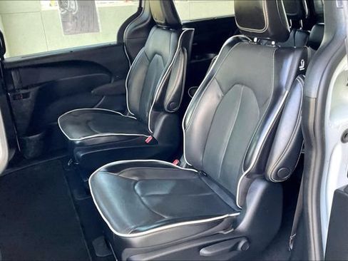 Used 2023 Chrysler Pacifica Limited w/ Uconnect Theater Family Group FWD image 25