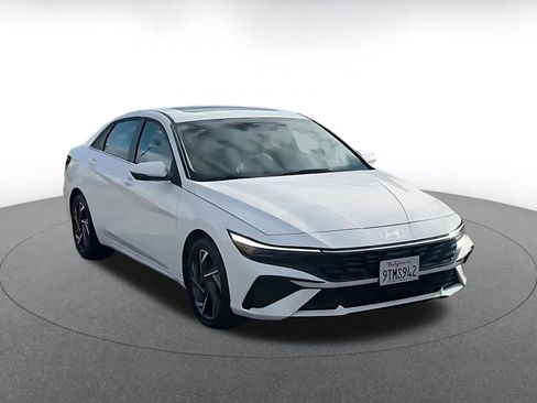 Used 2025 Hyundai Elantra Limited image 2