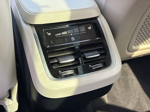 Used 2022 Volvo XC90 T5 Momentum w/ Climate Package image 9