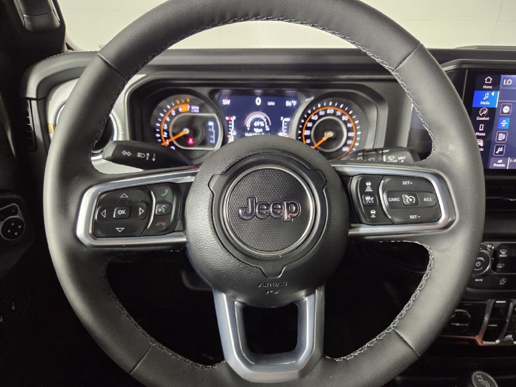 Used 2026 Jeep Wrangler Unlimited Sahara AWD/4WD image 15