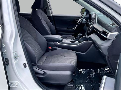 Used 2023 Toyota Highlander LE FWD image 9