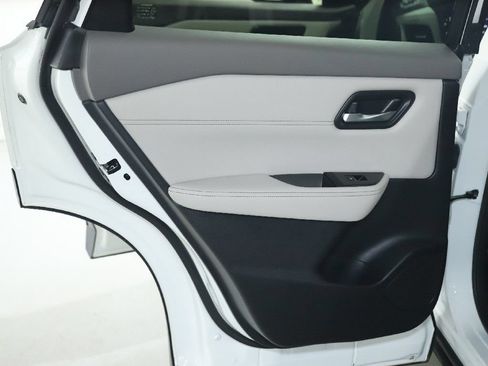 Used 2023 Nissan Rogue SL AWD/4WD image 13