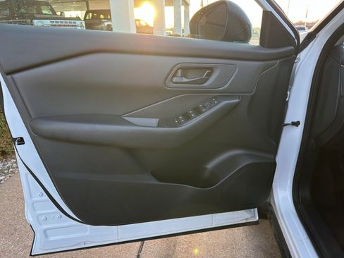 Used 2024 Nissan Rogue S image 10