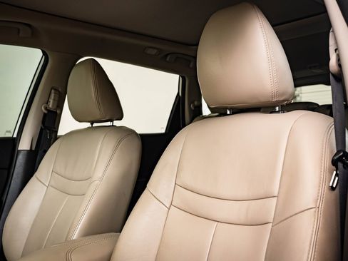 Used 2016 Nissan Rogue SV w/ SV Premium Package image 19