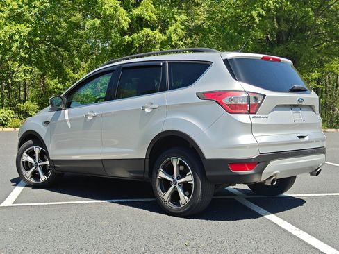 Used 2017 Ford Escape SE w/ Equipment Group 201A image 3