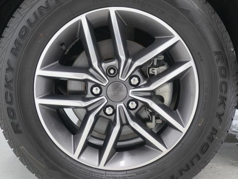 Used 2020 Jeep Grand Cherokee Laredo w/ Laredo X Package RWD image 38
