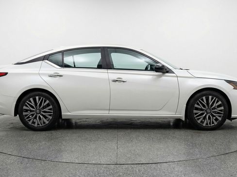 Used 2025 Nissan Altima 2.5 SV image 11