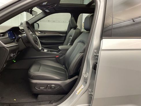 New 2025 Jeep Grand Cherokee Limited image 16