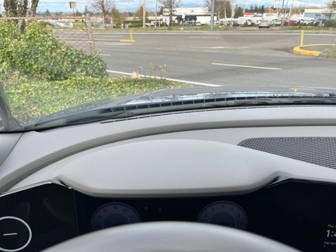 Used 2025 Hyundai Elantra SEL image 33