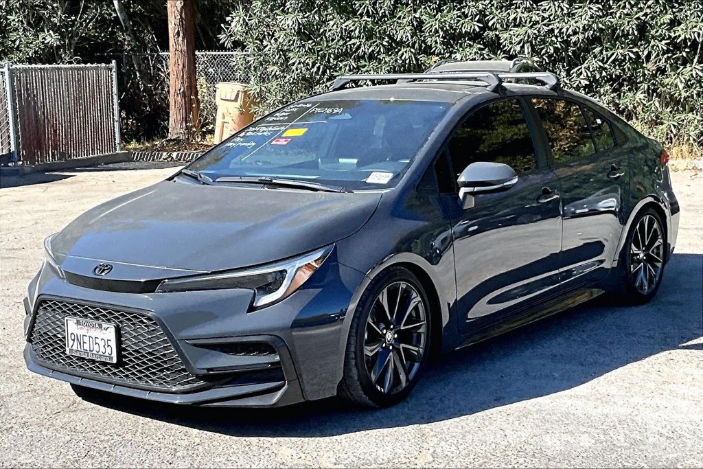 Used 2024 Toyota Corolla SE w/ SE Premium Package FWD image 3