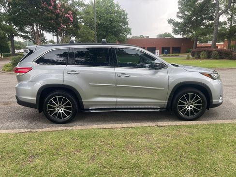 Used 2017 Toyota Highlander SE w/ Carpet Mat Package AWD/4WD image 6
