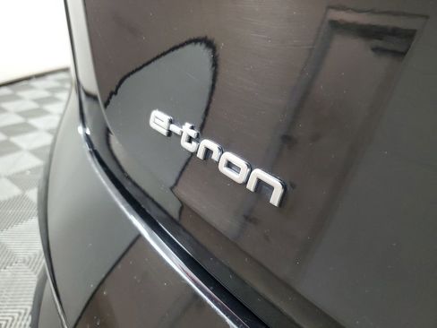 Used 2019 Audi e-tron Prestige w/ Prestige Package image 7