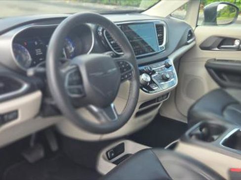Used 2023 Chrysler Pacifica Touring-L FWD image 13
